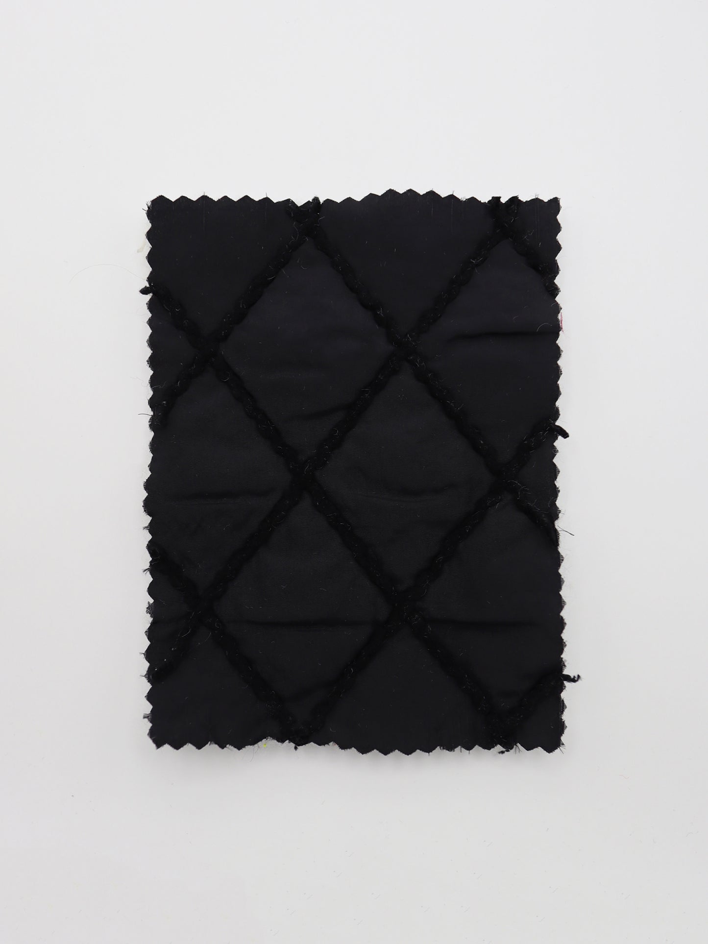 【25SS-092】ダイヤ柄コード刺繍キルティングマットタフタ /0.5yあたり = ~ 955円