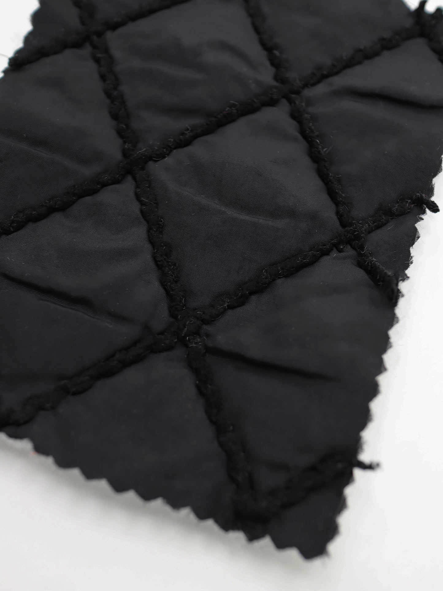 【25SS-092】ダイヤ柄コード刺繍キルティングマットタフタ /0.5yあたり = ~ 955円