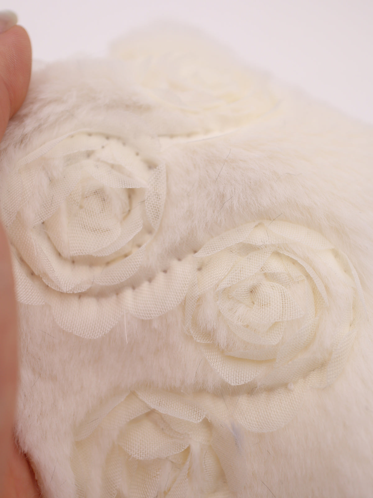 ローズモチーフテープ刺繍ショートファー生地|【生地幅】約137センチ 【混率】ポリエステル100%|ドッグウェア・KIDSウエア・部分づかい・冬雑貨向け|26AW-404