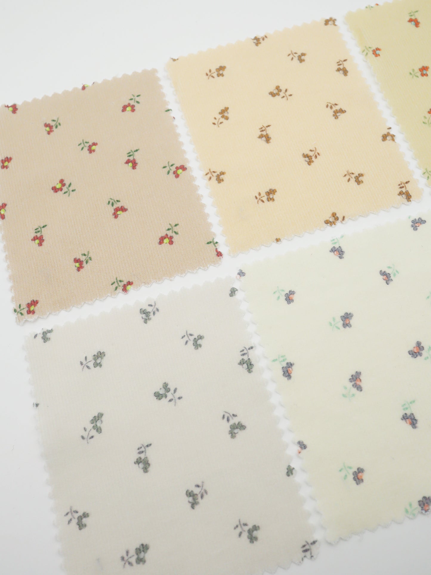 【25SS-099】小花プリントキルティングコーデュロイ /0.5yあたり = ~1320円