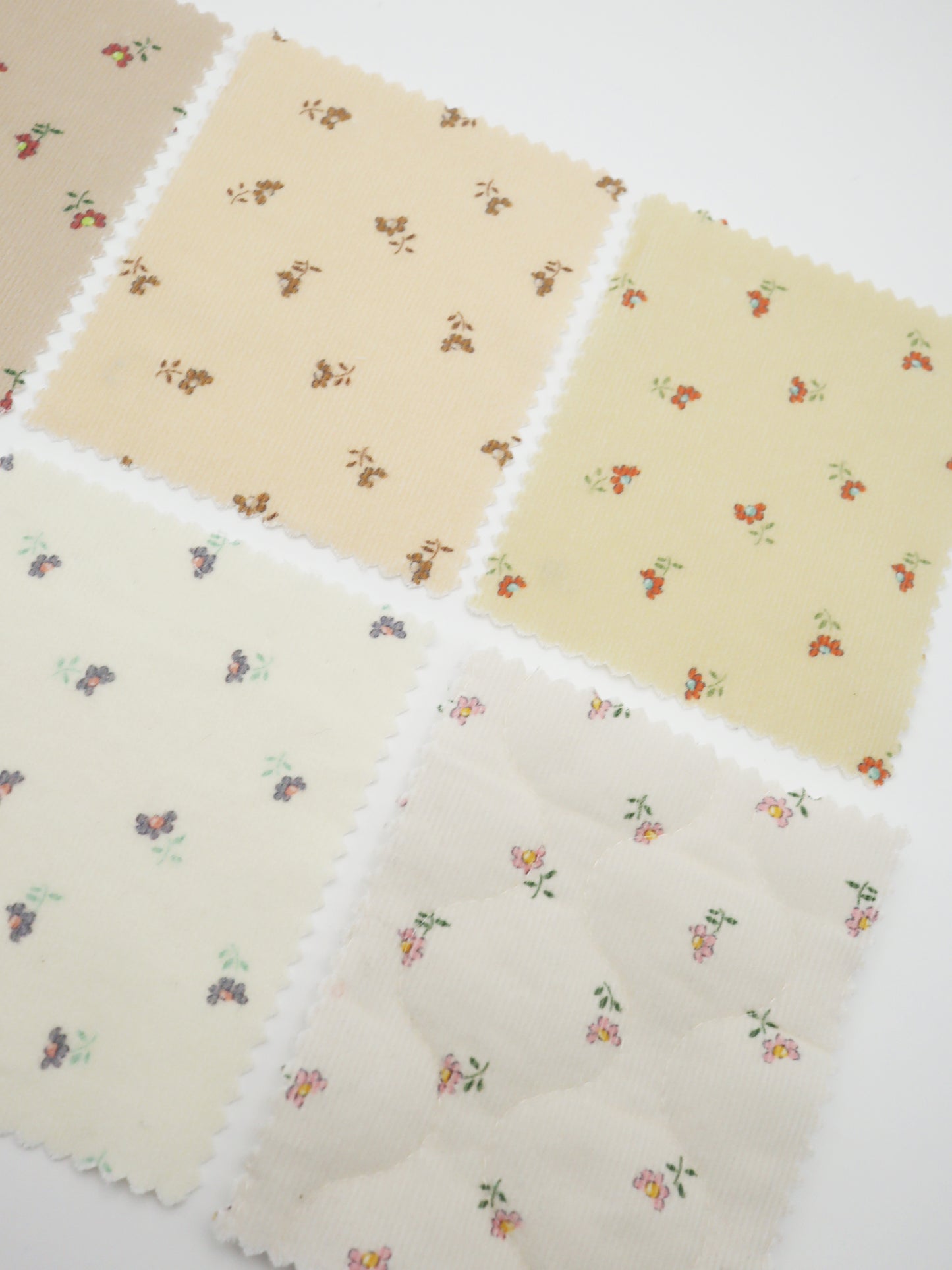 【25SS-099】小花プリントキルティングコーデュロイ /0.5yあたり = ~1320円