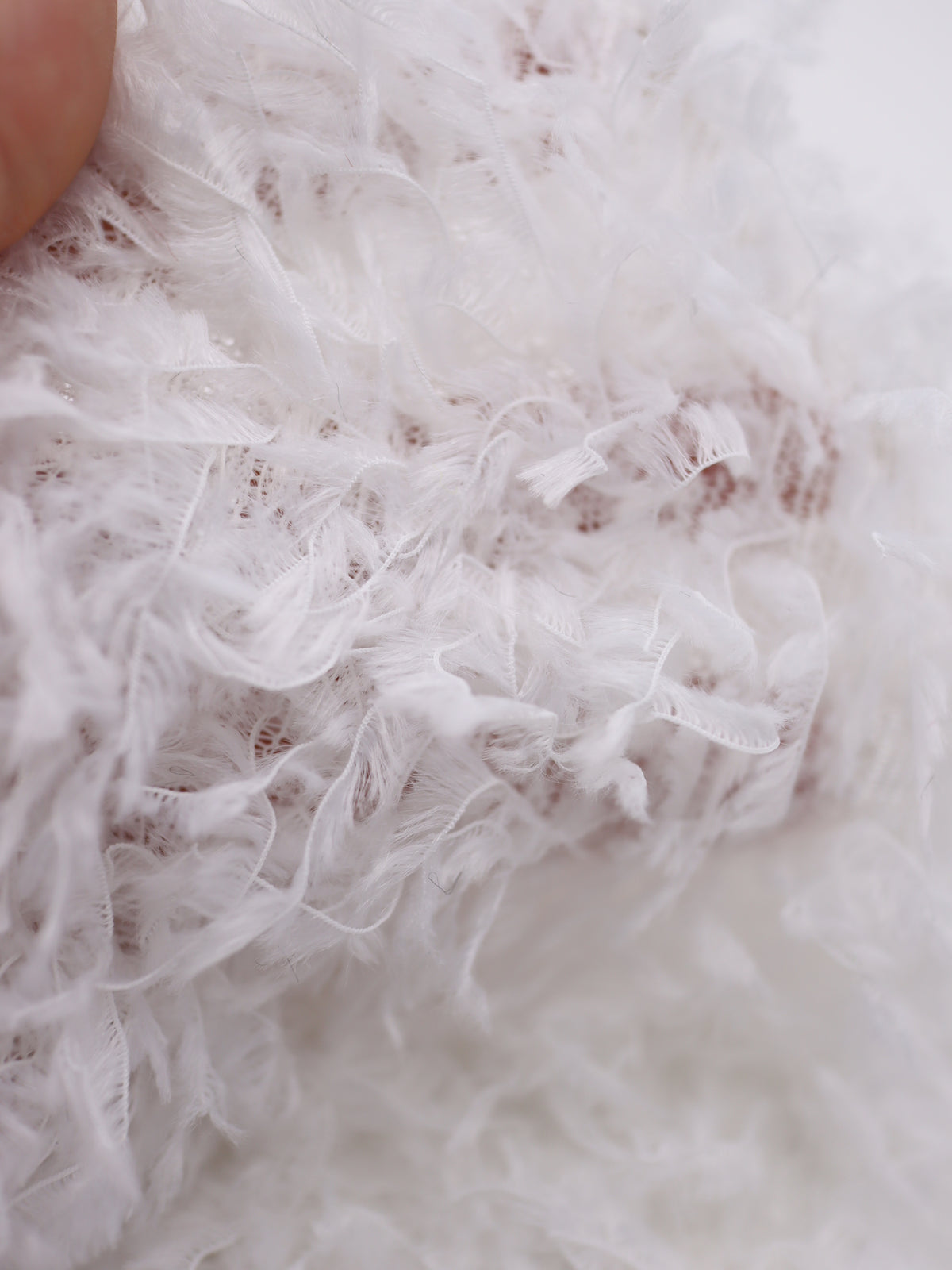 ふあふあシャギーヤーンフリンジニット生地|【生地幅】約142センチ 【混率】ポリエステル100%|ドッグウェア・KIDSウエア・トップス・スカート・冬雑貨向け|26AW-408