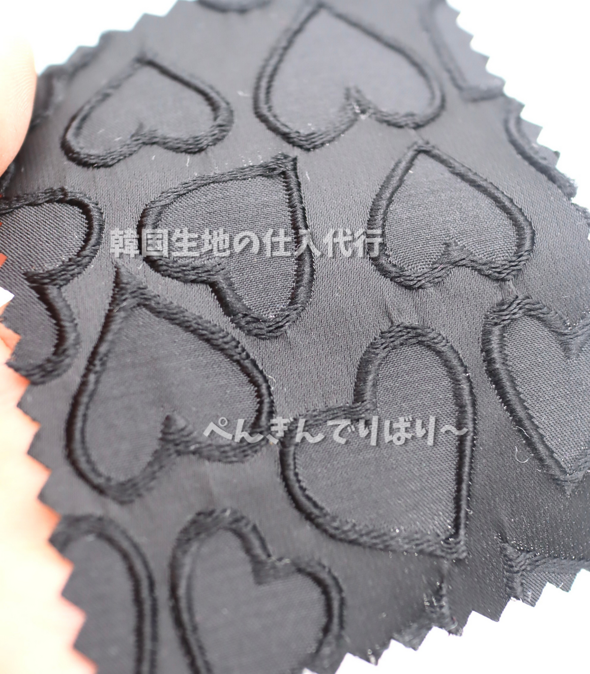 ぷっくりハート・カット刺繍ジャカードサテン生地| 【生地幅】:約142cm 【混率】:ポリエステル100%|ドッグウエア・ドレス・ブラウス向き 25SS-041