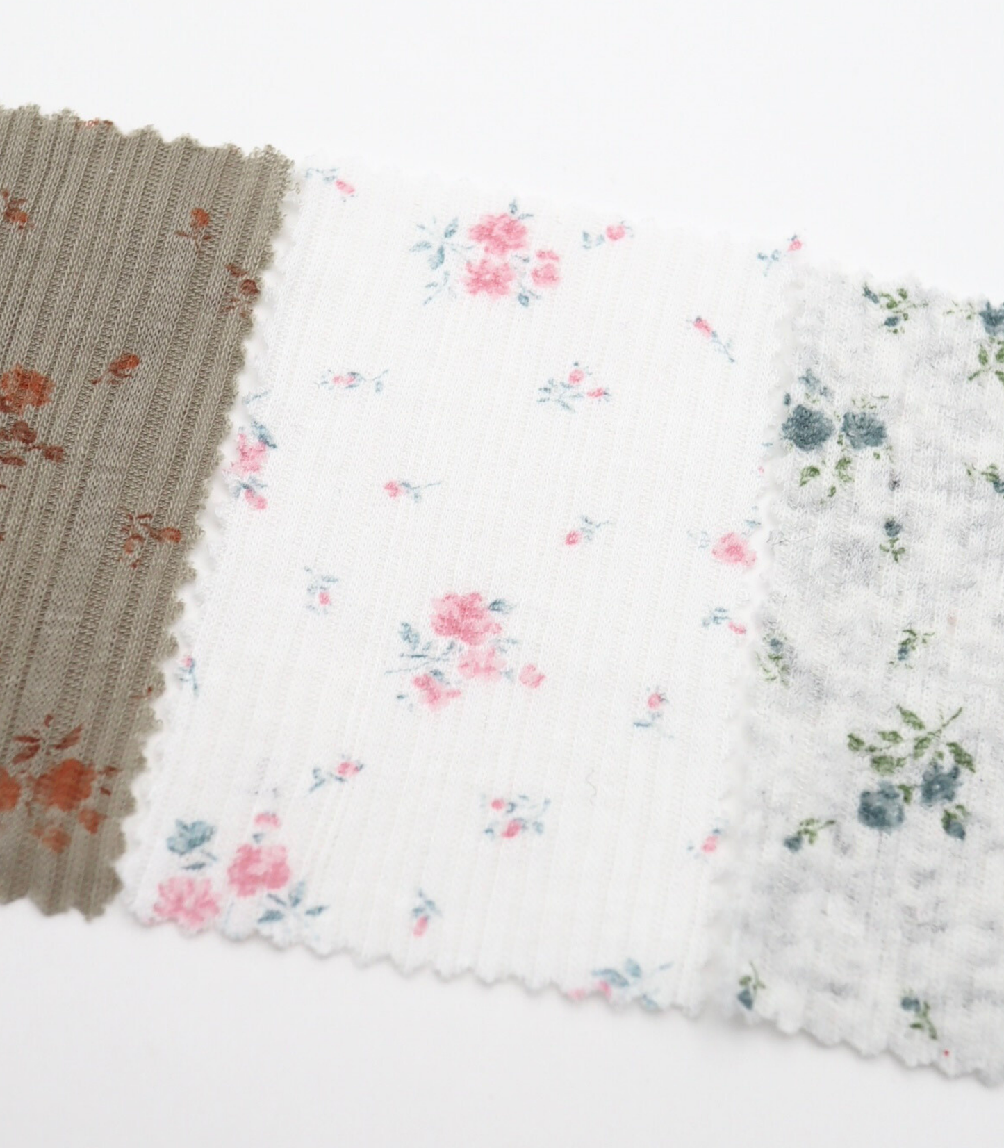 【25SS-195】小花柄プリントランダムテレコ /0.5yあたり=~670円