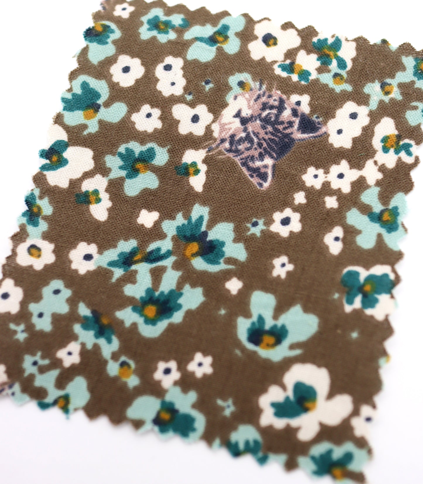 【25SS-230】小花にうもれるねこちゃんプリント綿ローン /0.5yあたり = ~805円