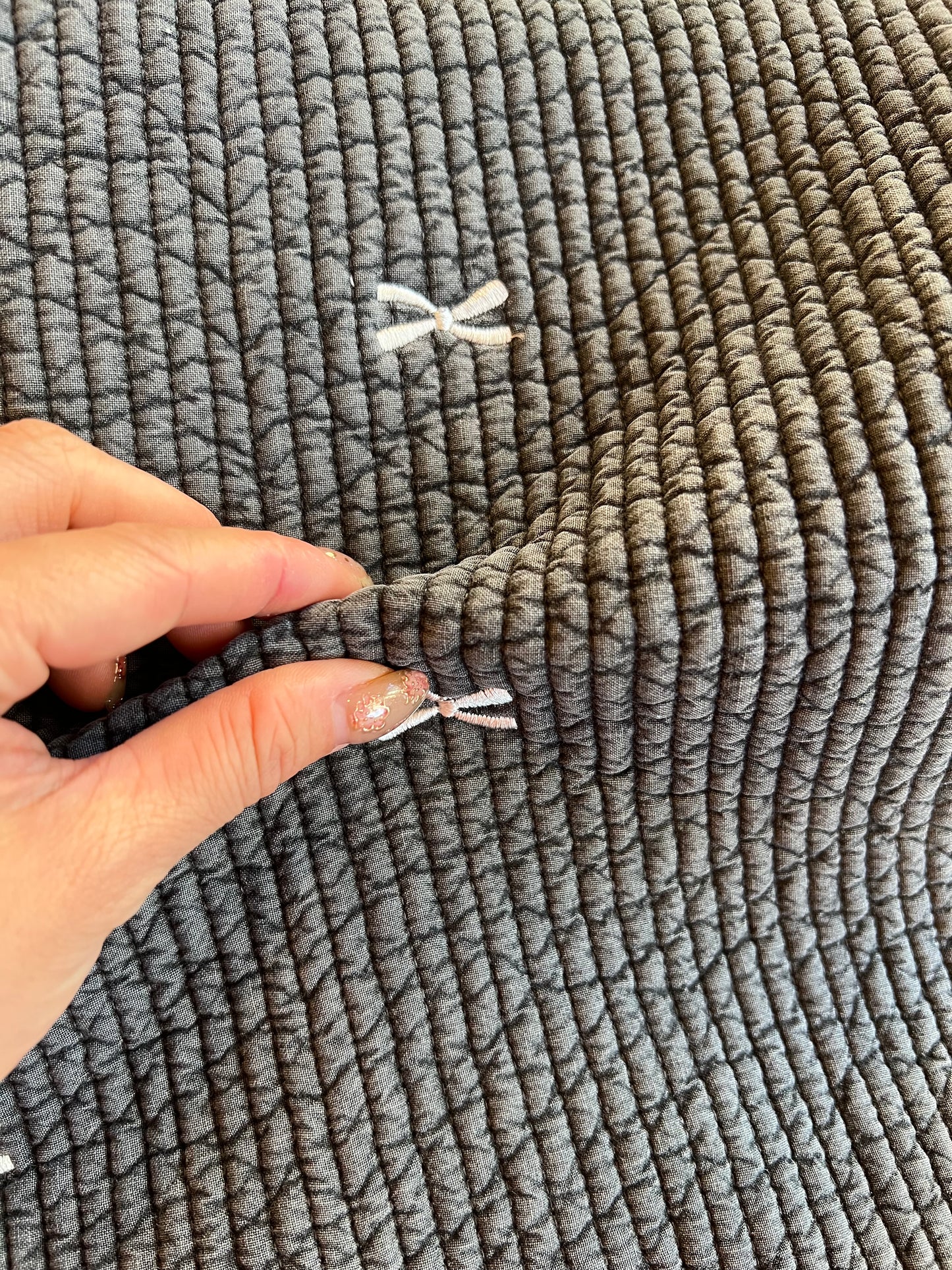 韓国キルティング生地リボン刺繍イブル チャコール 厚み