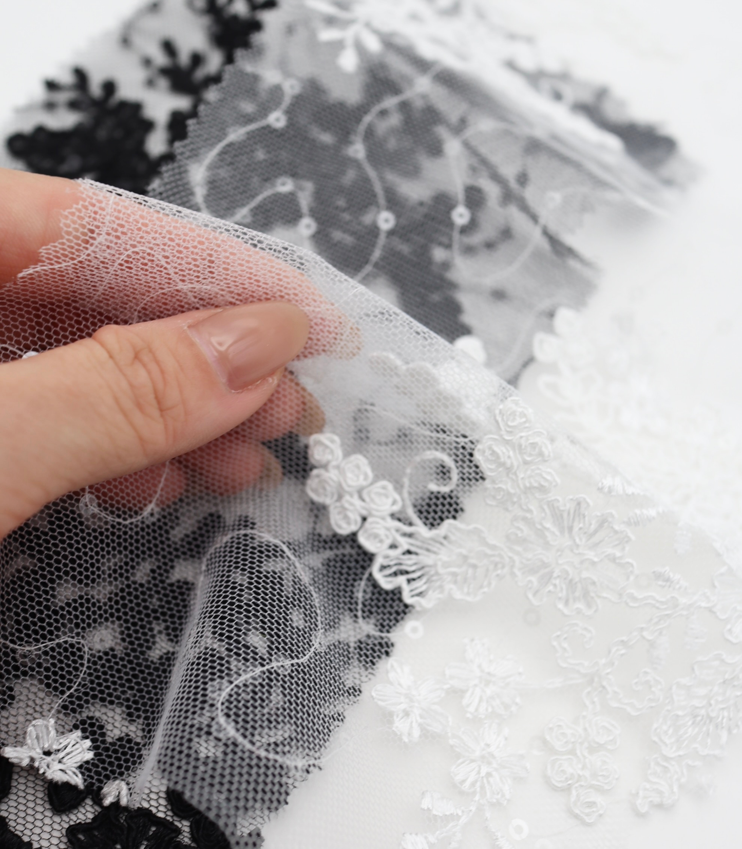 【25SS-389】スパンコール×フラワー刺繍スカラップ付きチュールレース /0.5yあたり=~1645円