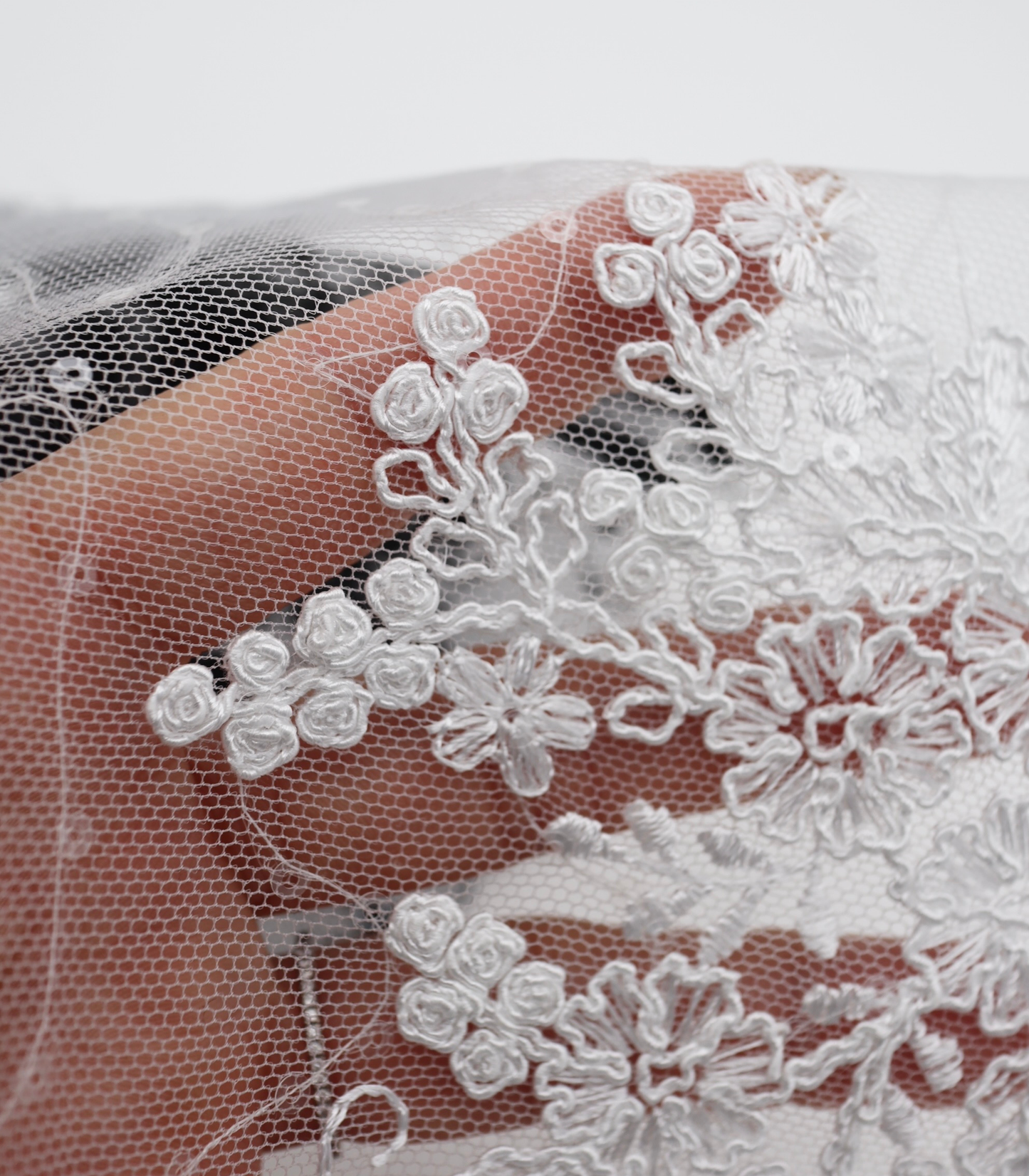 【25SS-389】スパンコール×フラワー刺繍スカラップ付きチュールレース /0.5yあたり=~1645円