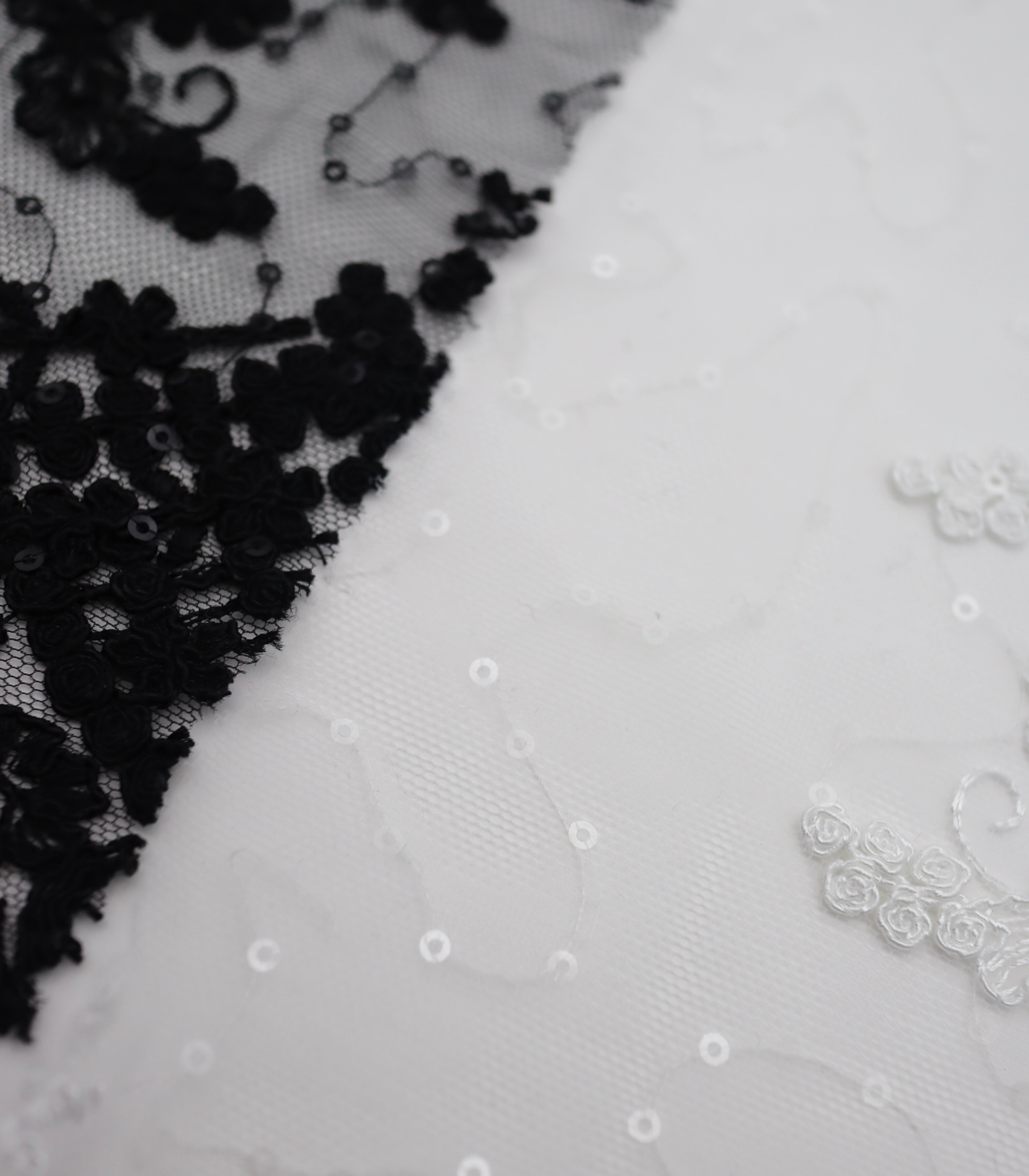 【25SS-389】スパンコール×フラワー刺繍スカラップ付きチュールレース /0.5yあたり=~1645円