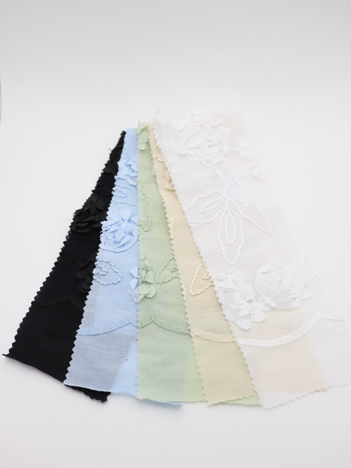 【25AW-019】スカラップ付き立体フラワー刺繍綿ローン /0.5yあたり=~1190円