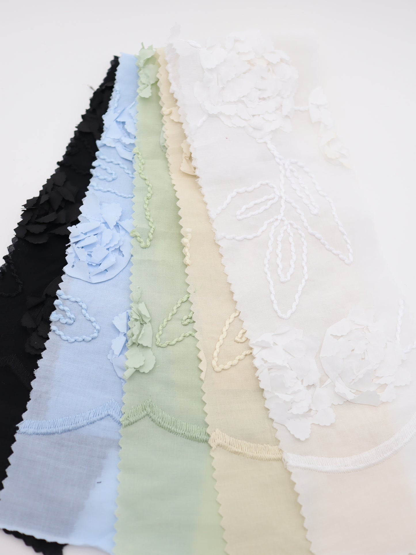 【25AW-019】スカラップ付き立体フラワー刺繍綿ローン /0.5yあたり=~1190円