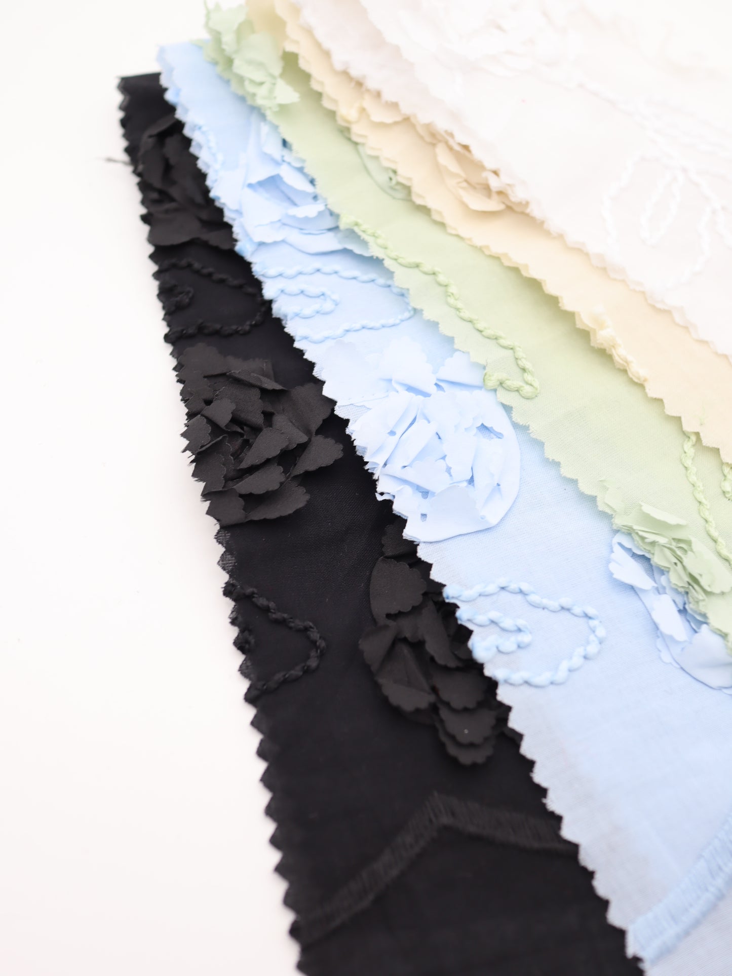 【25AW-019】スカラップ付き立体フラワー刺繍綿ローン /0.5yあたり=~1190円