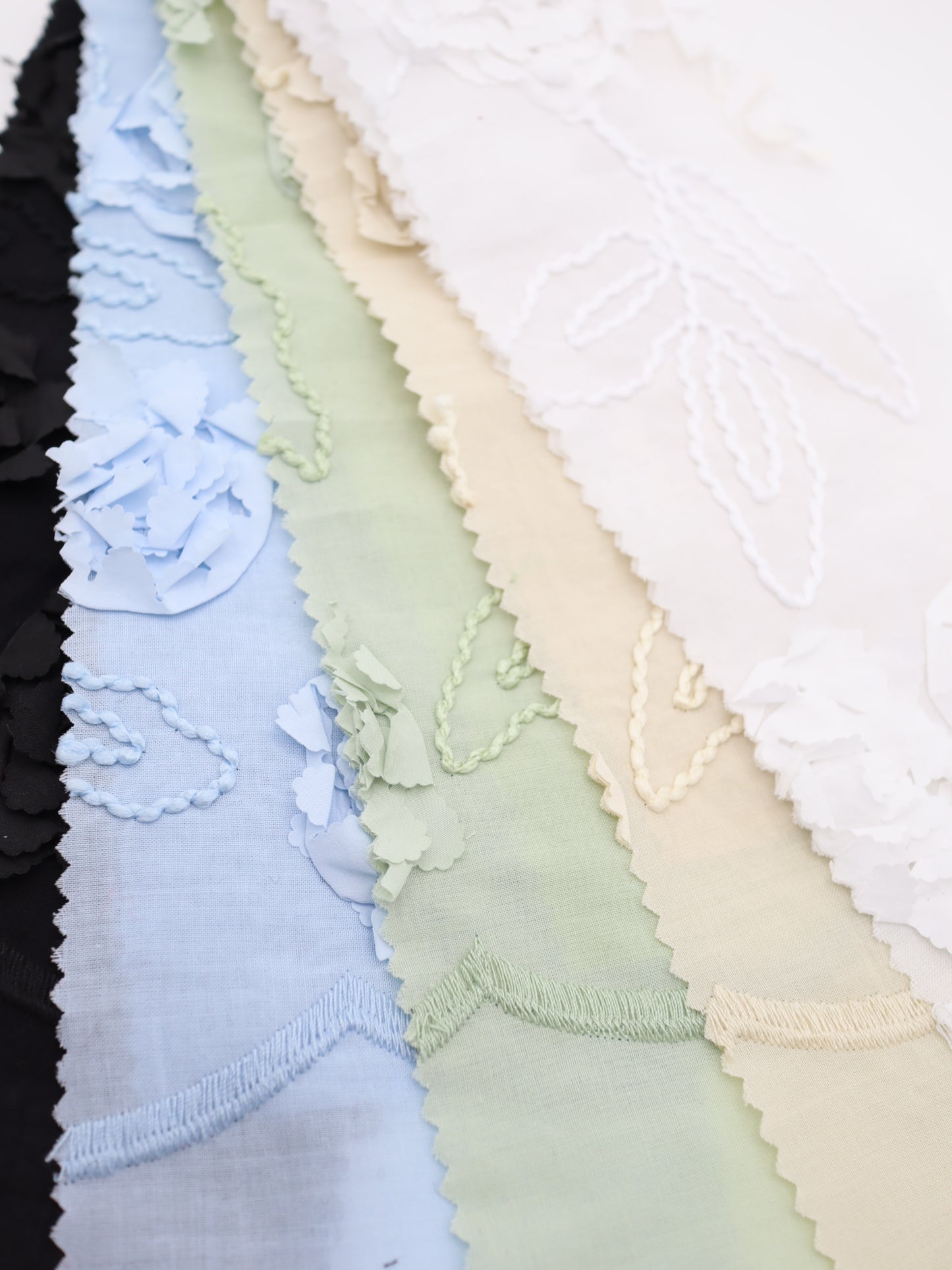 【25AW-019】スカラップ付き立体フラワー刺繍綿ローン /0.5yあたり=~1190円