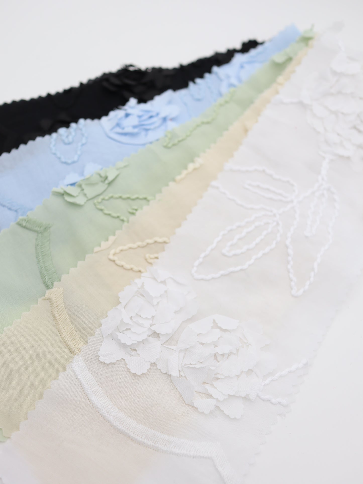 【25AW-019】スカラップ付き立体フラワー刺繍綿ローン /0.5yあたり=~1190円