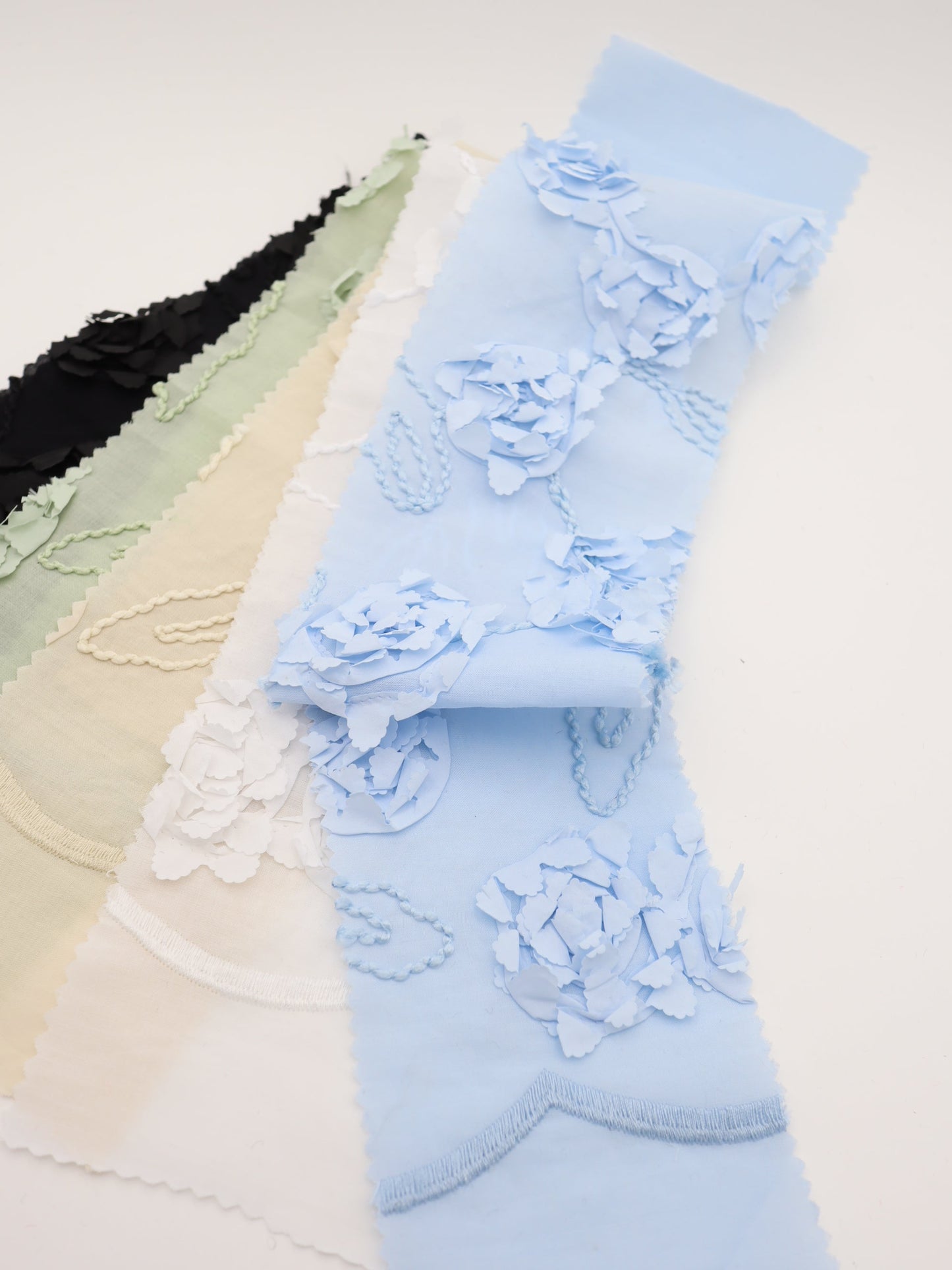 【25AW-019】スカラップ付き立体フラワー刺繍綿ローン /0.5yあたり=~1190円