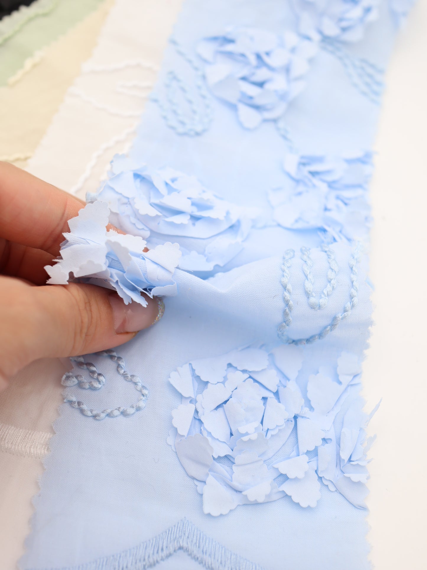 【25AW-019】スカラップ付き立体フラワー刺繍綿ローン /0.5yあたり=~1190円