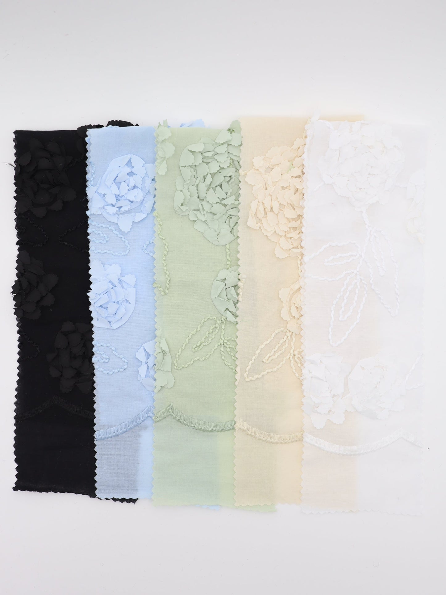 【25AW-019】スカラップ付き立体フラワー刺繍綿ローン /0.5yあたり=~1190円