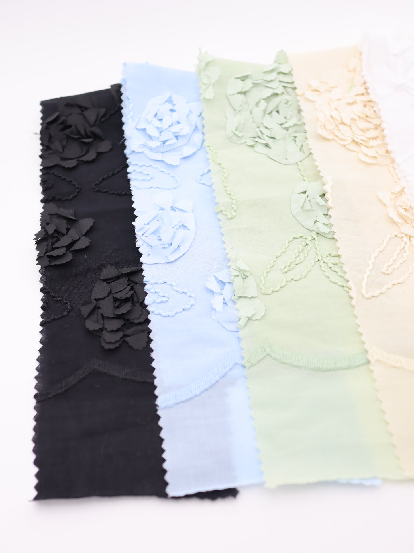 【25AW-019】スカラップ付き立体フラワー刺繍綿ローン /0.5yあたり=~1190円
