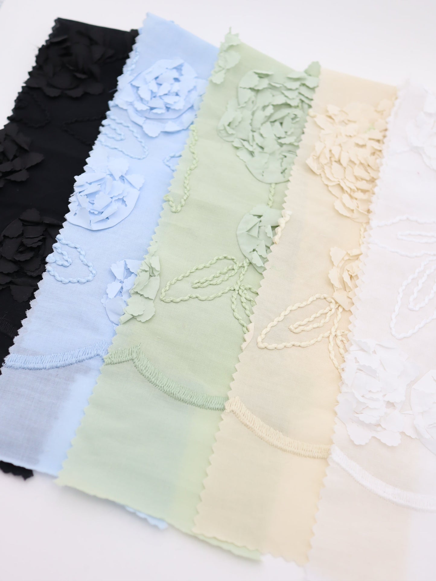 【25AW-019】スカラップ付き立体フラワー刺繍綿ローン /0.5yあたり=~1190円