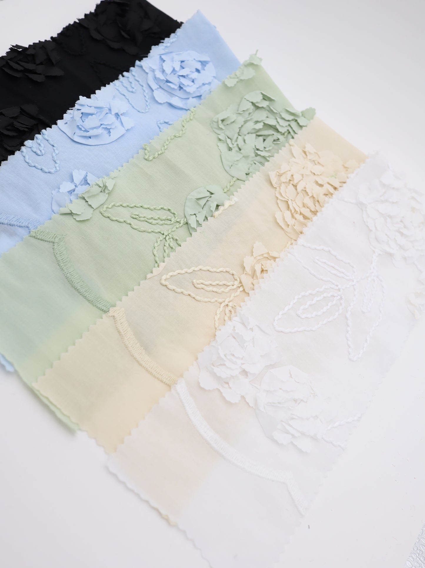 【25AW-019】スカラップ付き立体フラワー刺繍綿ローン /0.5yあたり=~1190円