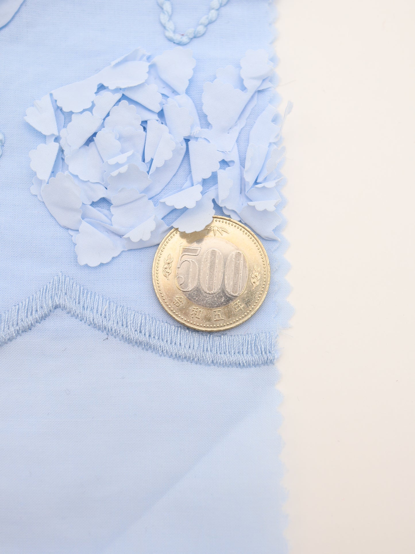 【25AW-019】スカラップ付き立体フラワー刺繍綿ローン /0.5yあたり=~1190円