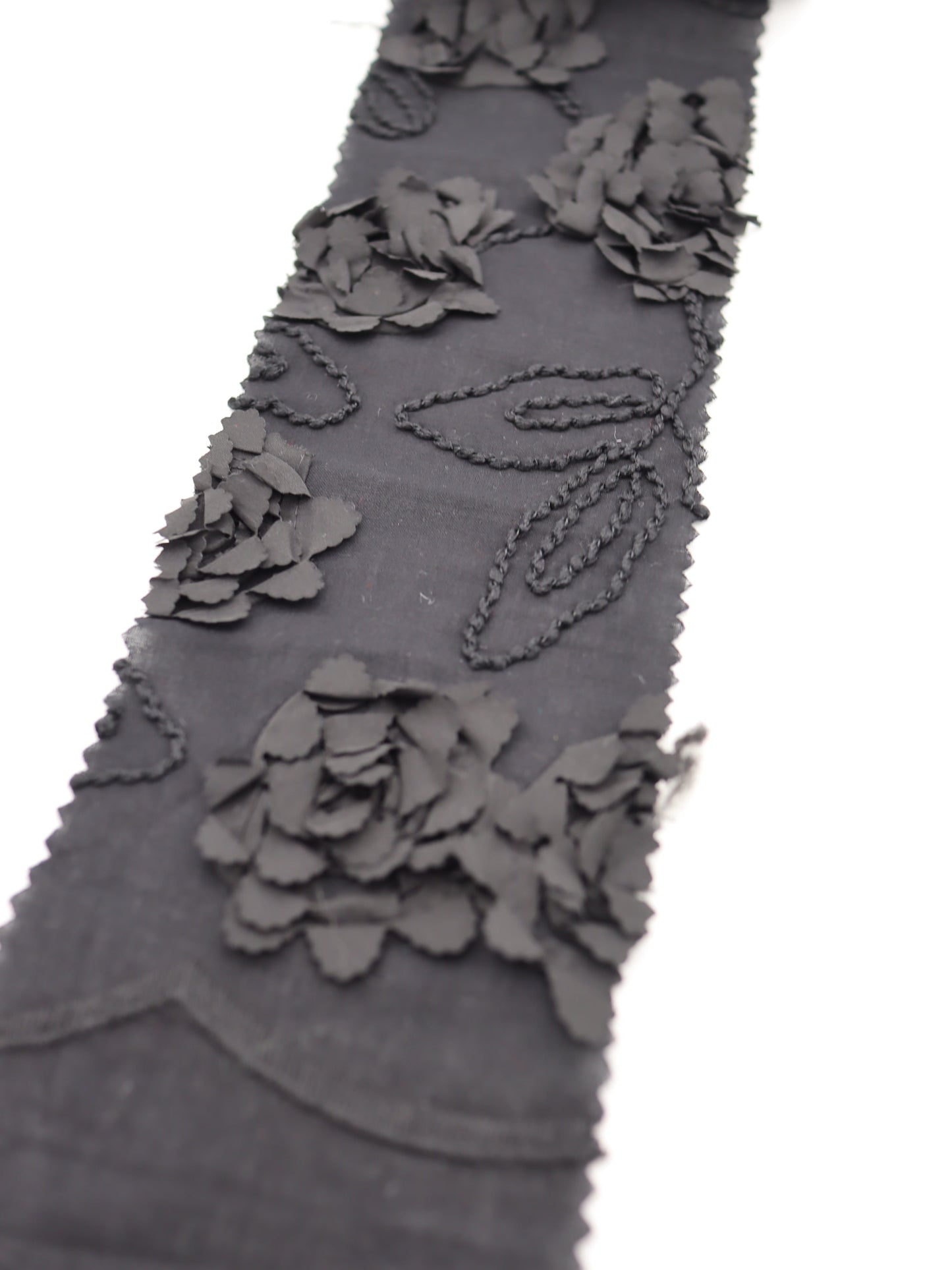 【25AW-019】スカラップ付き立体フラワー刺繍綿ローン /0.5yあたり=~1190円