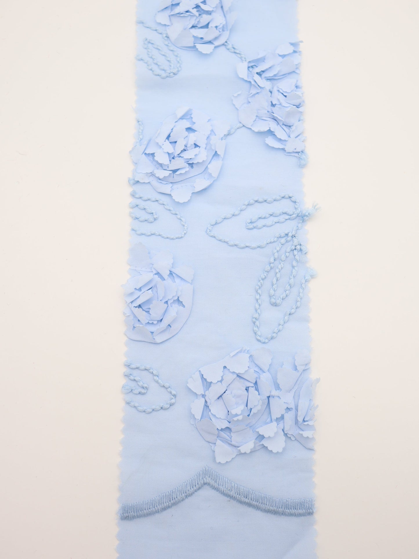 【25AW-019】スカラップ付き立体フラワー刺繍綿ローン /0.5yあたり=~1190円