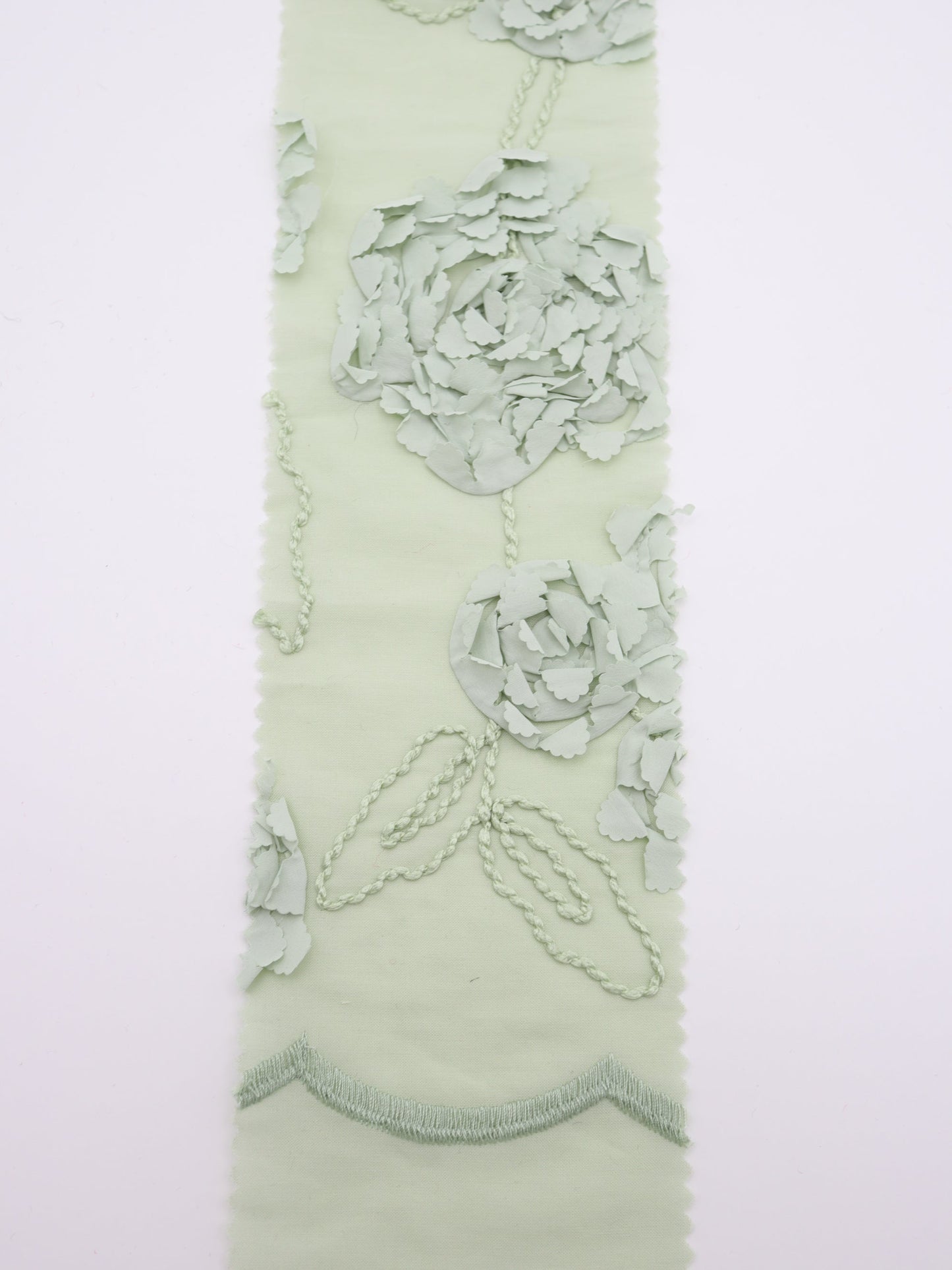 【25AW-019】スカラップ付き立体フラワー刺繍綿ローン /0.5yあたり=~1190円
