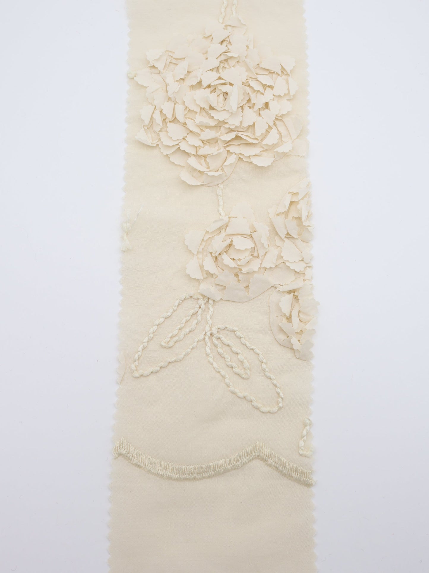 【25AW-019】スカラップ付き立体フラワー刺繍綿ローン /0.5yあたり=~1190円