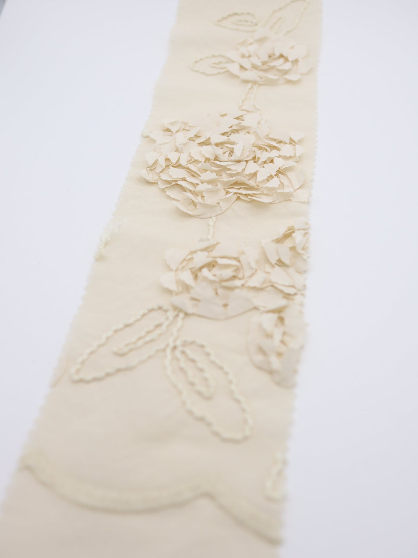 【25AW-019】スカラップ付き立体フラワー刺繍綿ローン /0.5yあたり=~1190円