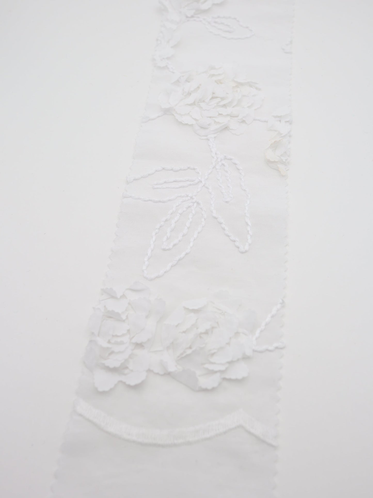 【25AW-019】スカラップ付き立体フラワー刺繍綿ローン /0.5yあたり=~1190円