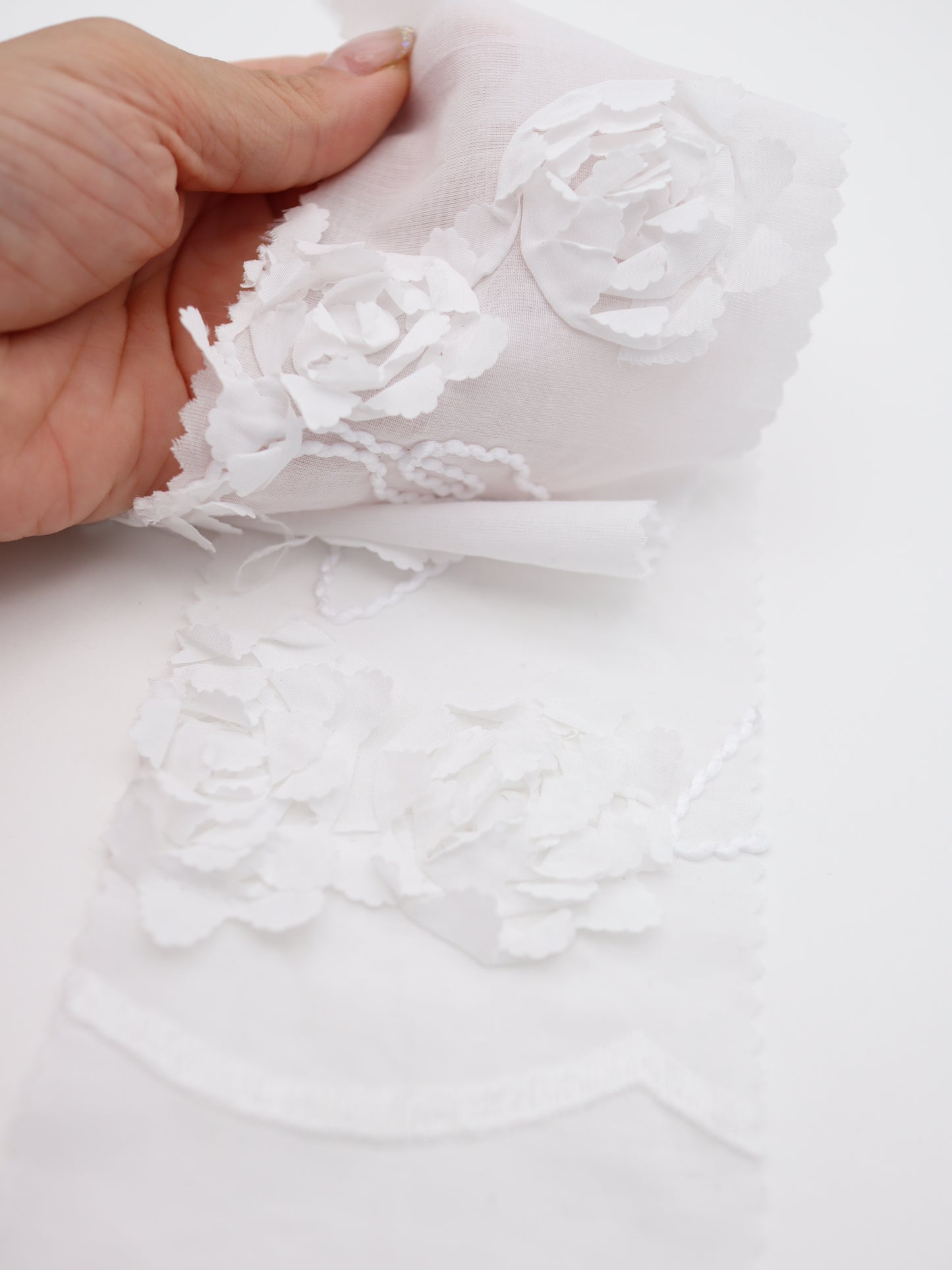 【25AW-019】スカラップ付き立体フラワー刺繍綿ローン /0.5yあたり=~1190円