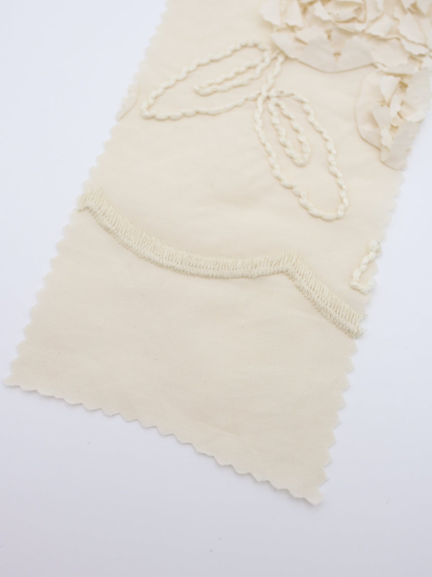 【25AW-019】スカラップ付き立体フラワー刺繍綿ローン /0.5yあたり=~1190円