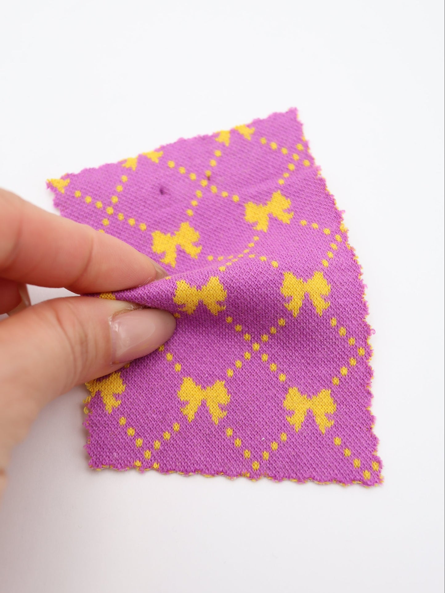 リボン×チェック柄・ジャガード二重織ニット|132cm幅・綿80%ポリ20%・中肉・立体ジャガード組織・高ストレッチ・ソフト質感・高意匠|ドッグウェア・キッズ服・春夏プルオーバー・カーディガン向き|26SS-157【生地仕入れ代行卸】