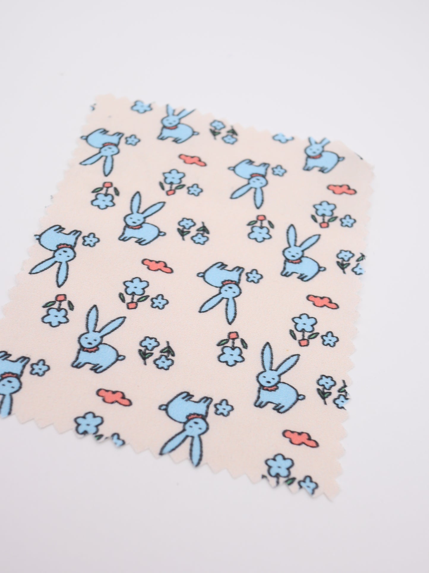 【25AW-020】お花畑うさぎプリント綿ローン /0.5yあたり=~830円