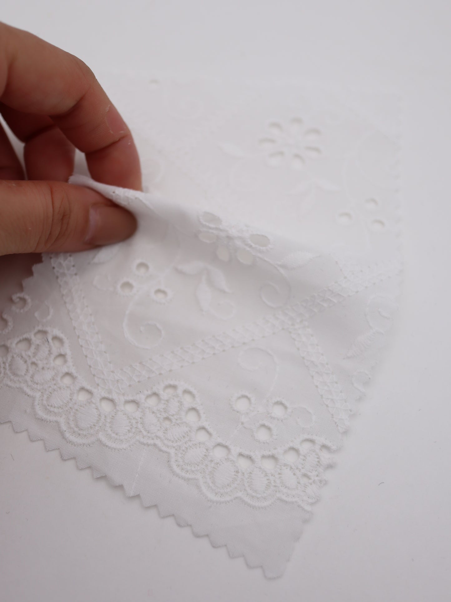 綿100%・スカラップ付きパネルフラワー刺繍ローン生地|【生地幅】約127センチ 【混率】綿100%|ドッグウエア・KIDSウエア・ブラウス・雑貨向き|26AW-239