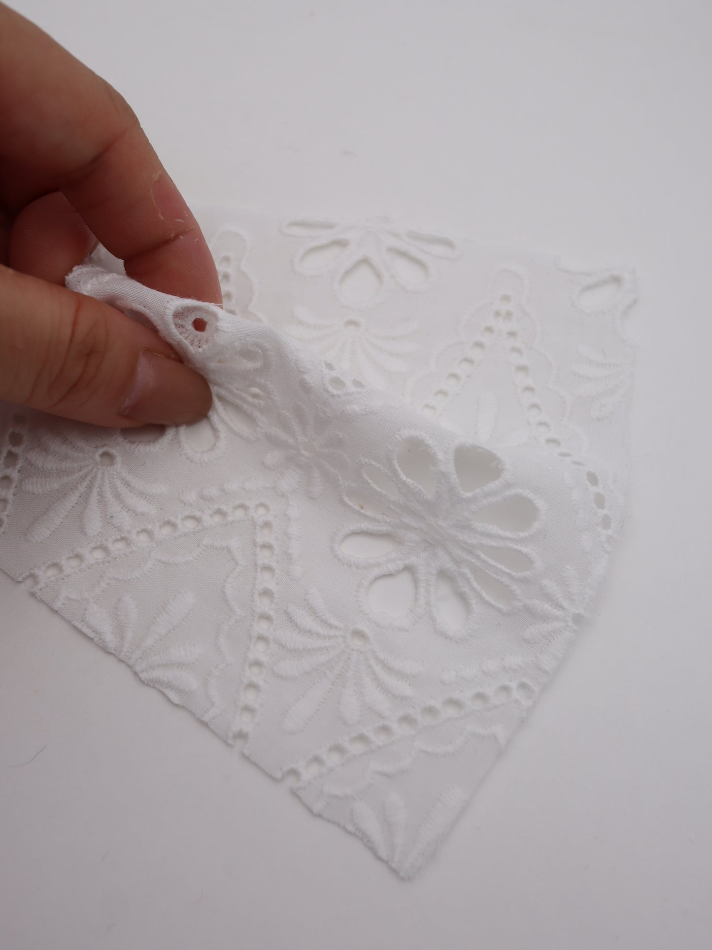 綿100%・カットワークフラワー刺繍ローン生地|【生地幅】約132センチ 【混率】綿100%|ドッグウエア・KIDSウエア・ブラウス・雑貨向き|26AW-243