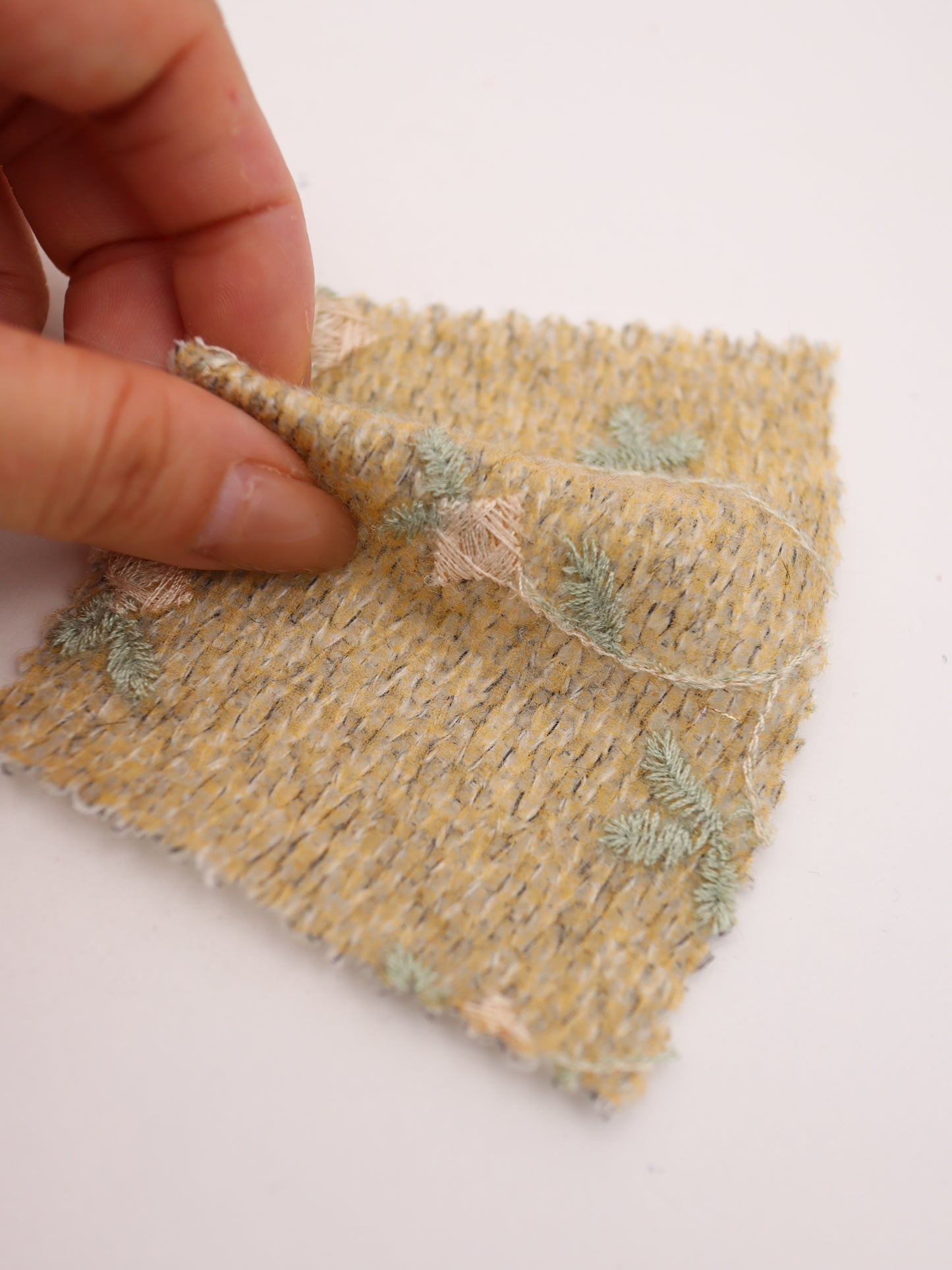 フラワー刺繍オーガンジーボンディングニットソー|【生地幅】約142センチ 【混率】アクリル50%ポリエステル50%|ドッグウエア・KIDSウエア・トップス・雑貨向き|26AW-236