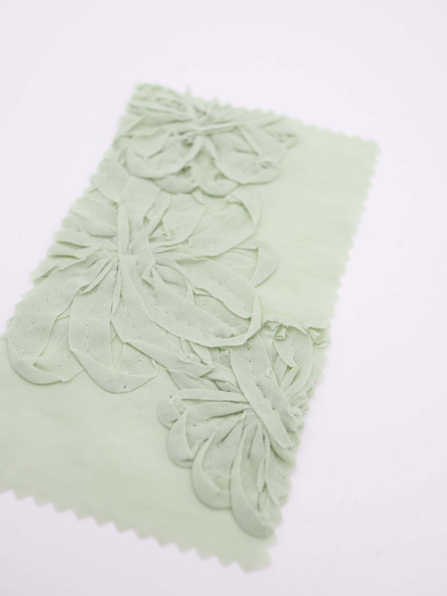 【25AW-017】立体フラワー刺繍綿ローン /0.5yあたり=~1365円