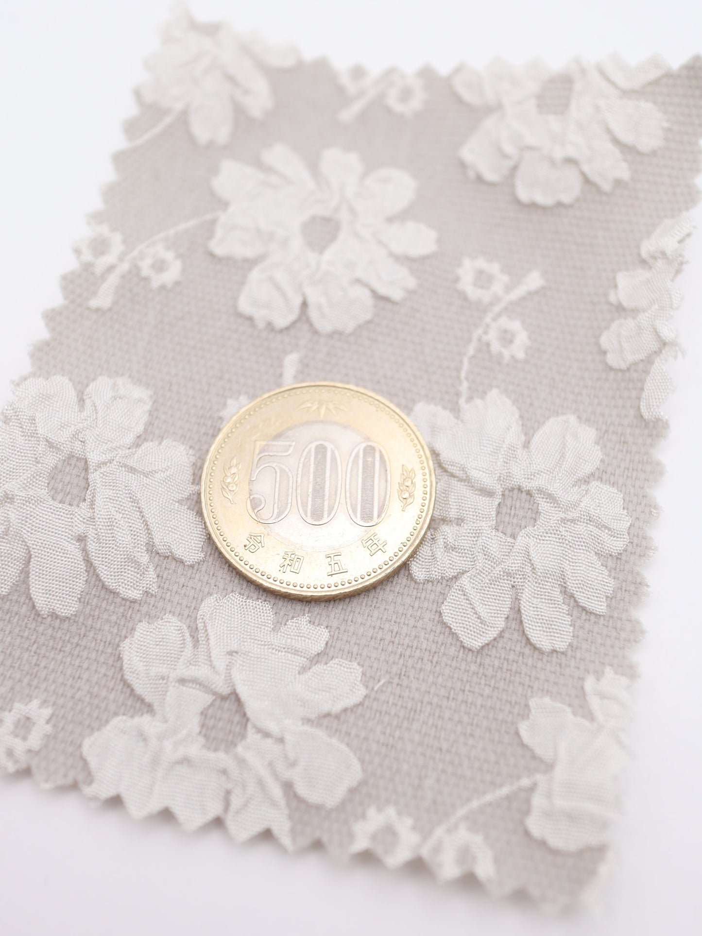 【25AW-016】エンボスフラワー柄ジャガード /0.5yあたり=~695円