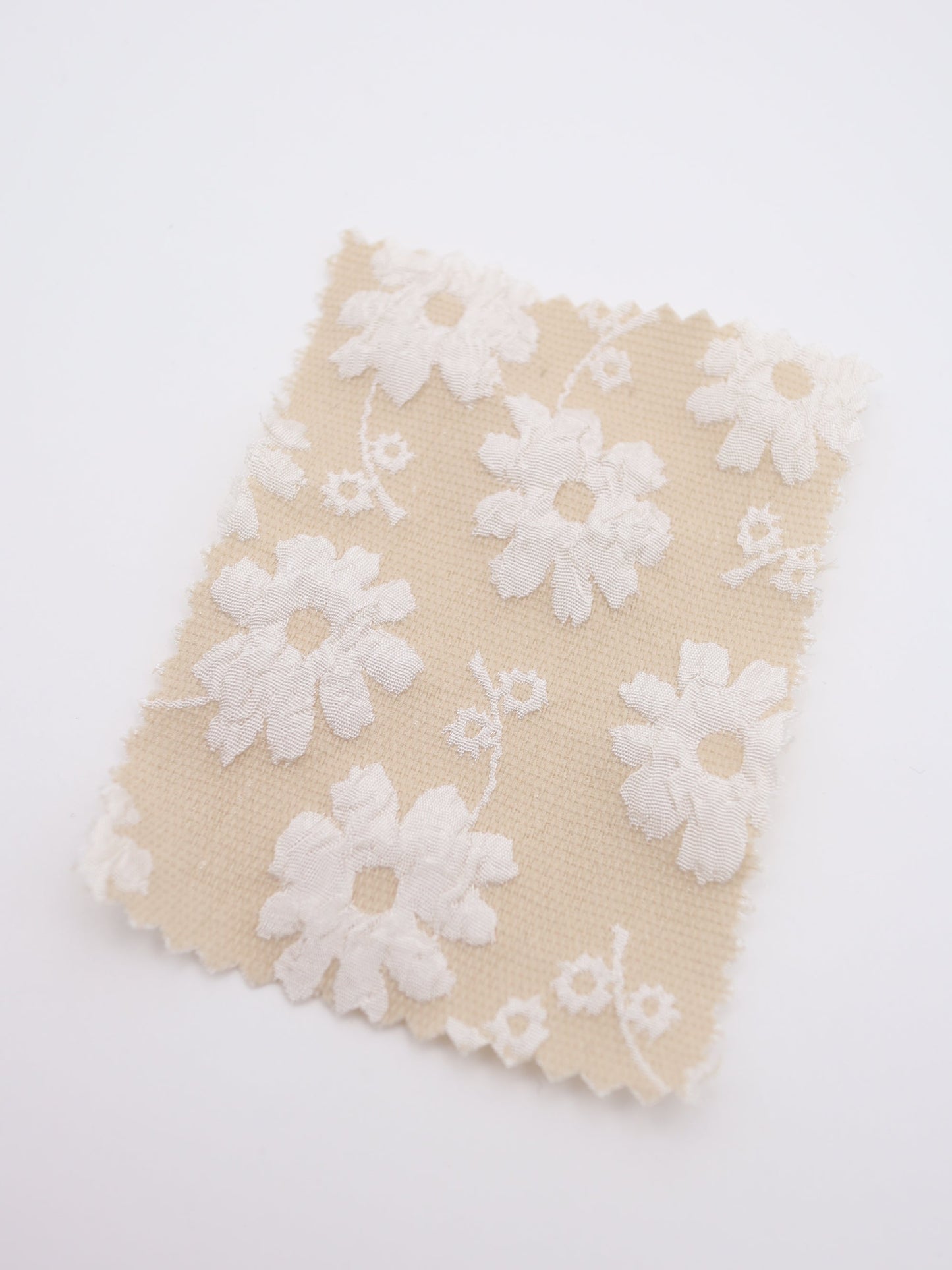 【25AW-016】エンボスフラワー柄ジャガード /0.5yあたり=~695円