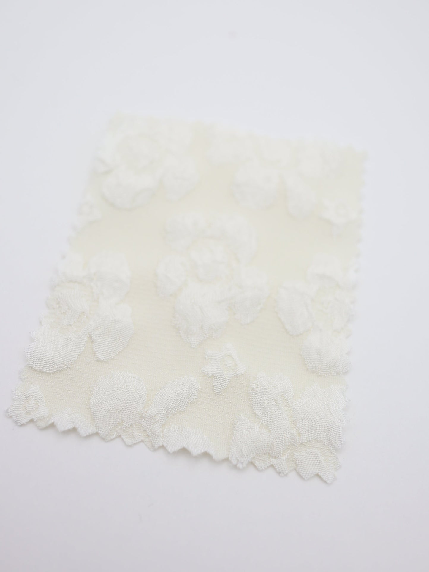 【25AW-015】エンボスフラワー柄ジャガード /0.5yあたり=~695円