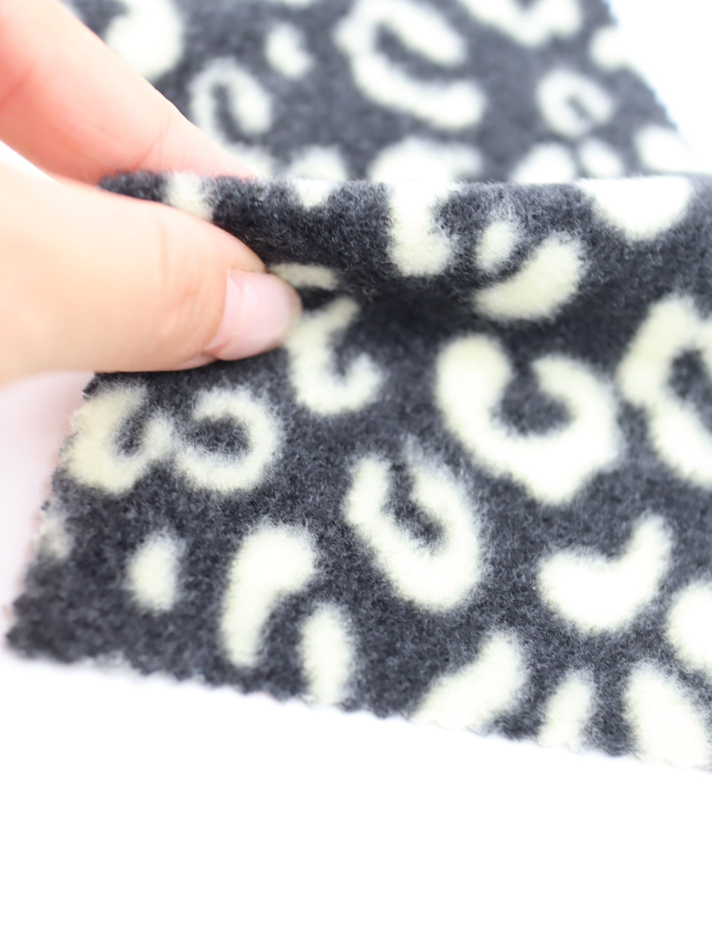 【25AW-028】リバーシブルヒョウ柄プリント両面起毛ニット /0.5yあたり=~880円