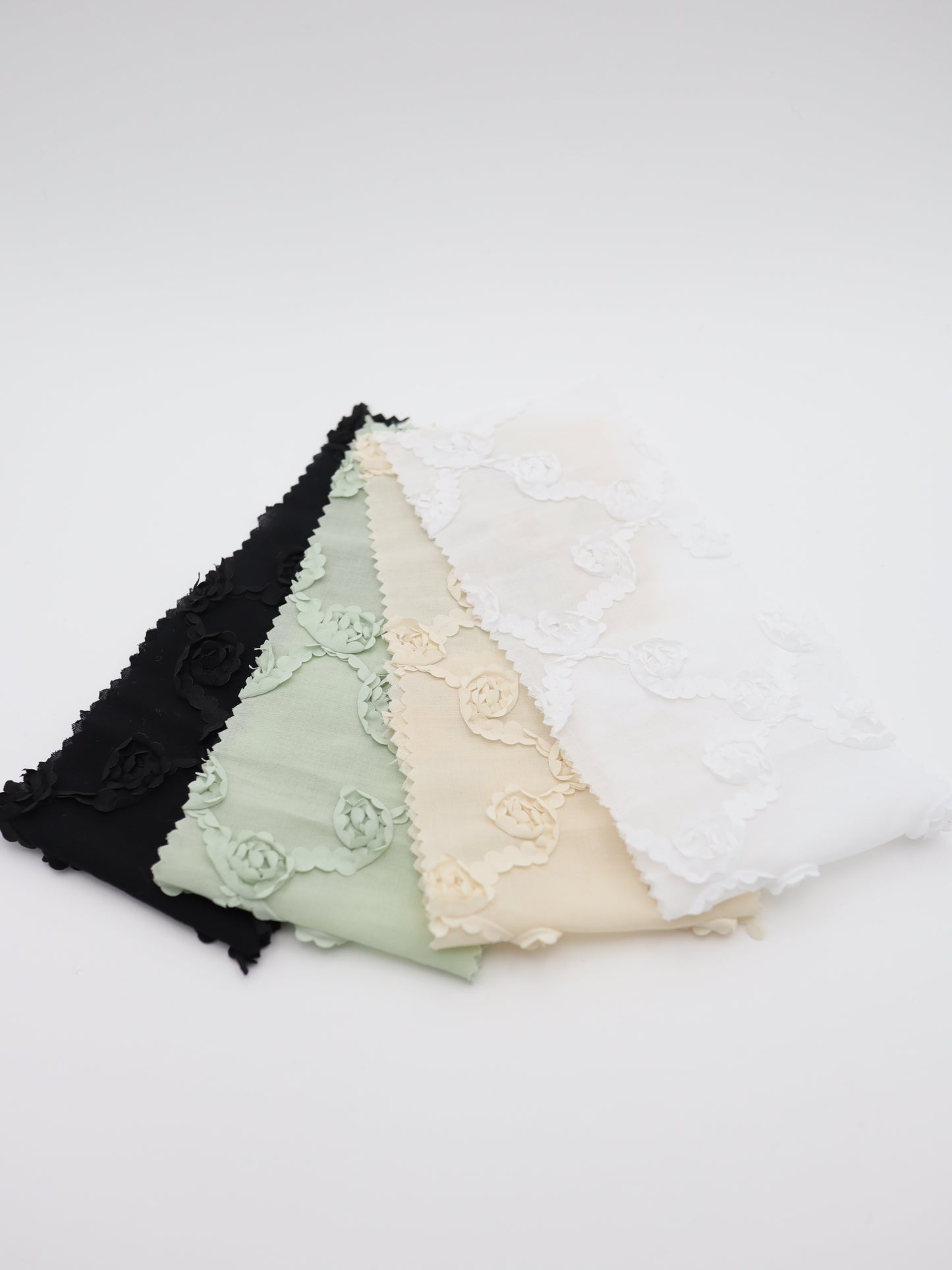 【25AW-018】クロスフラワー柄立体刺繍綿ローン /0.5yあたり=~1180円