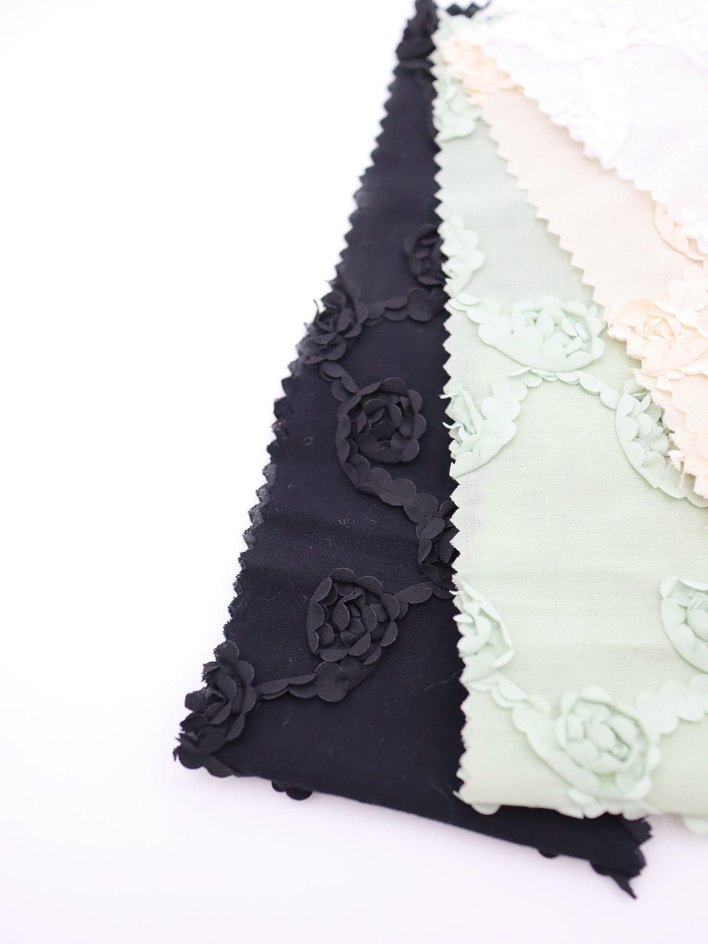 【25AW-018】クロスフラワー柄立体刺繍綿ローン /0.5yあたり=~1180円