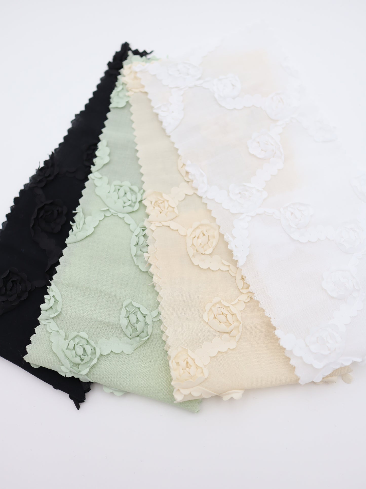 【25AW-018】クロスフラワー柄立体刺繍綿ローン /0.5yあたり=~1180円