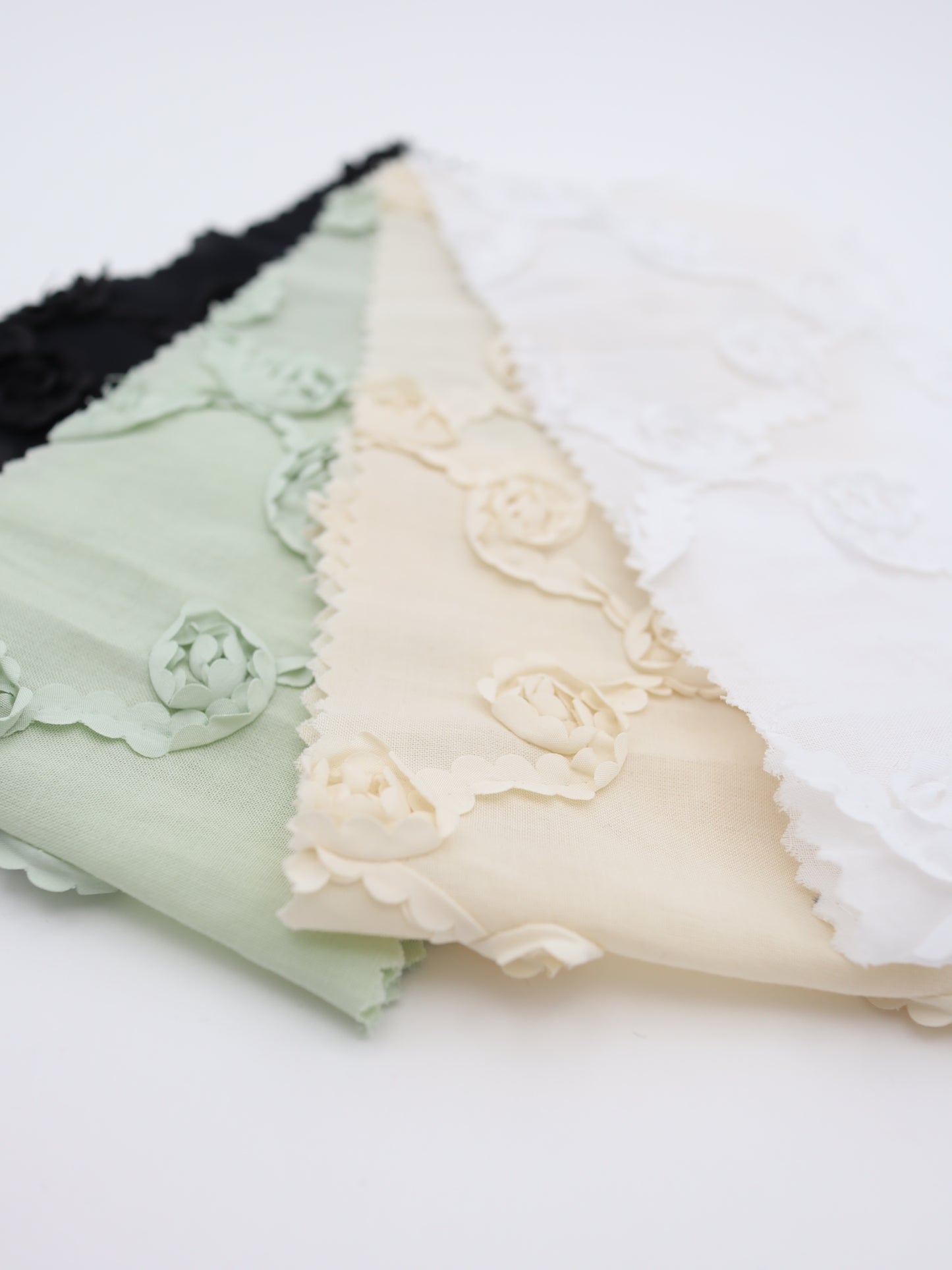【25AW-018】クロスフラワー柄立体刺繍綿ローン /0.5yあたり=~1180円
