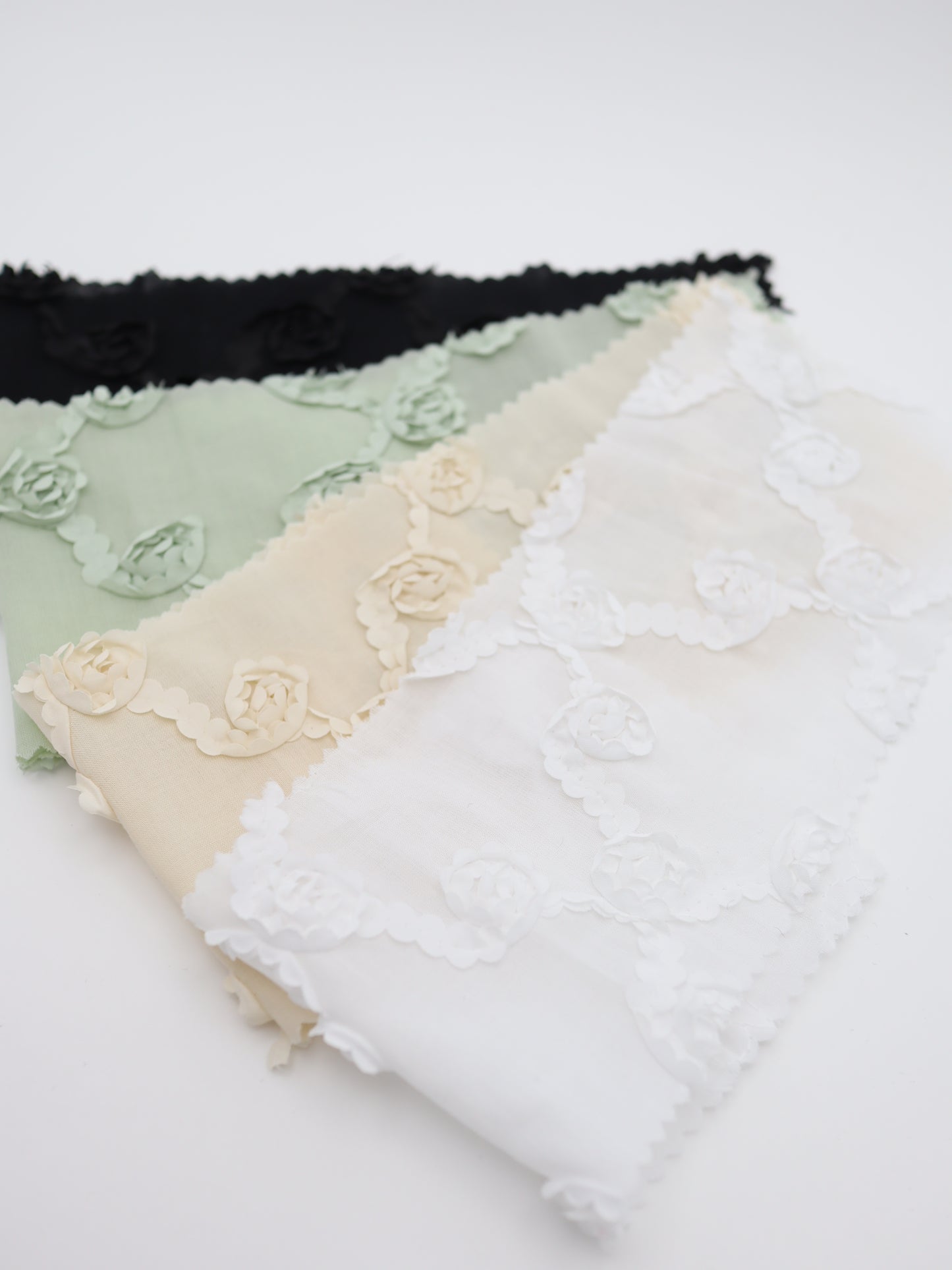 【25AW-018】クロスフラワー柄立体刺繍綿ローン /0.5yあたり=~1180円