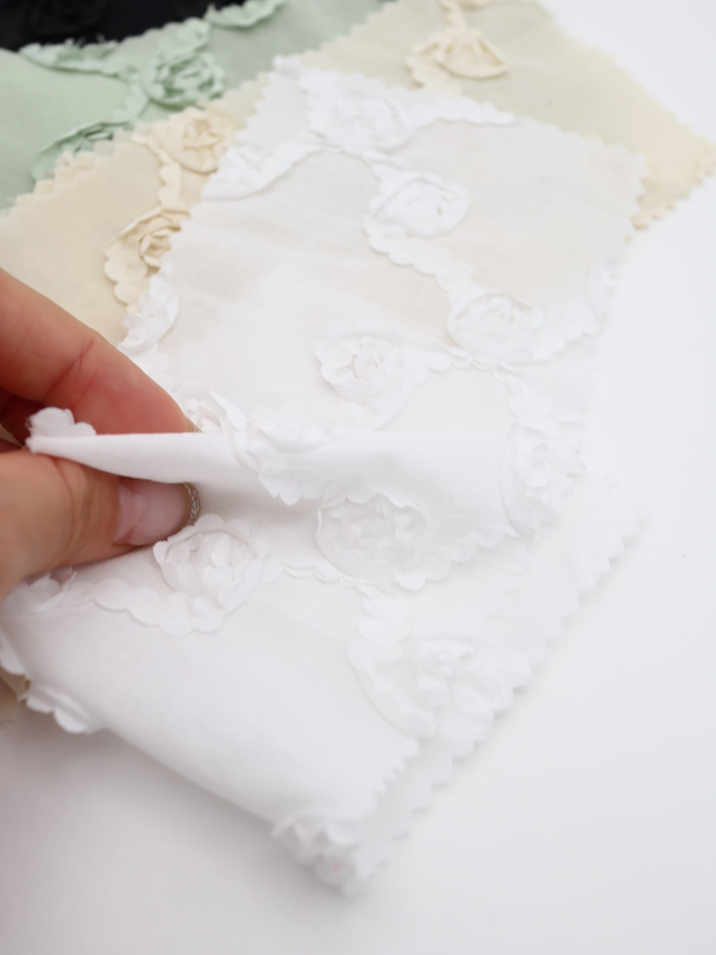【25AW-018】クロスフラワー柄立体刺繍綿ローン /0.5yあたり=~1180円