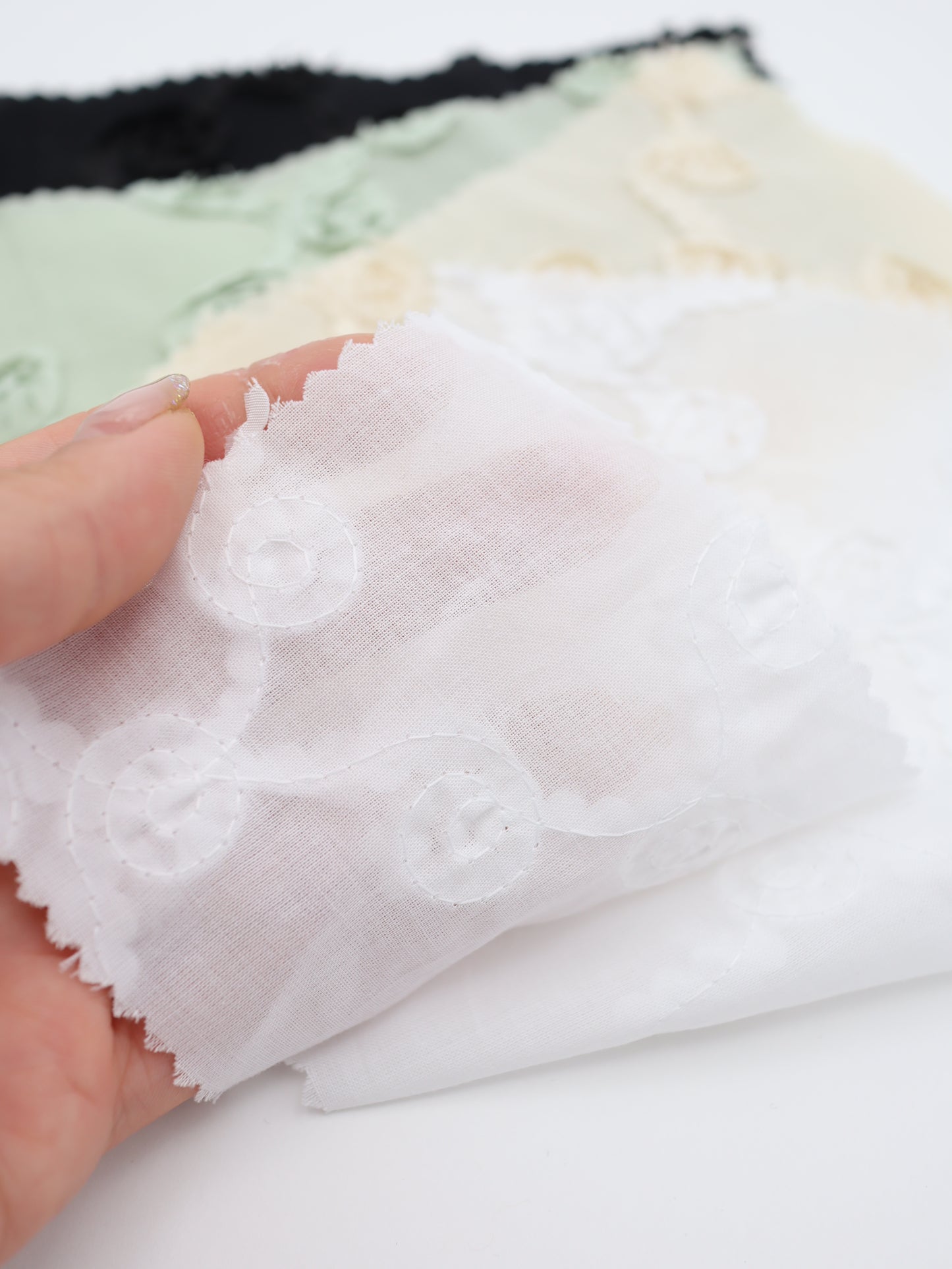 【25AW-018】クロスフラワー柄立体刺繍綿ローン /0.5yあたり=~1180円